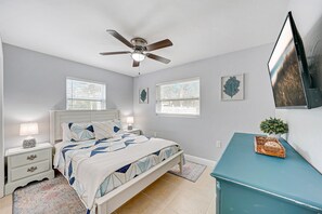 2 bedrooms, iron/ironing board, travel cot, free WiFi - Beach Escape: King Bed | Games | Sunroom | Bikes (Largo)