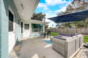 Outdoor dining - Beach Escape: King Bed | Games | Sunroom | Bikes (Largo)