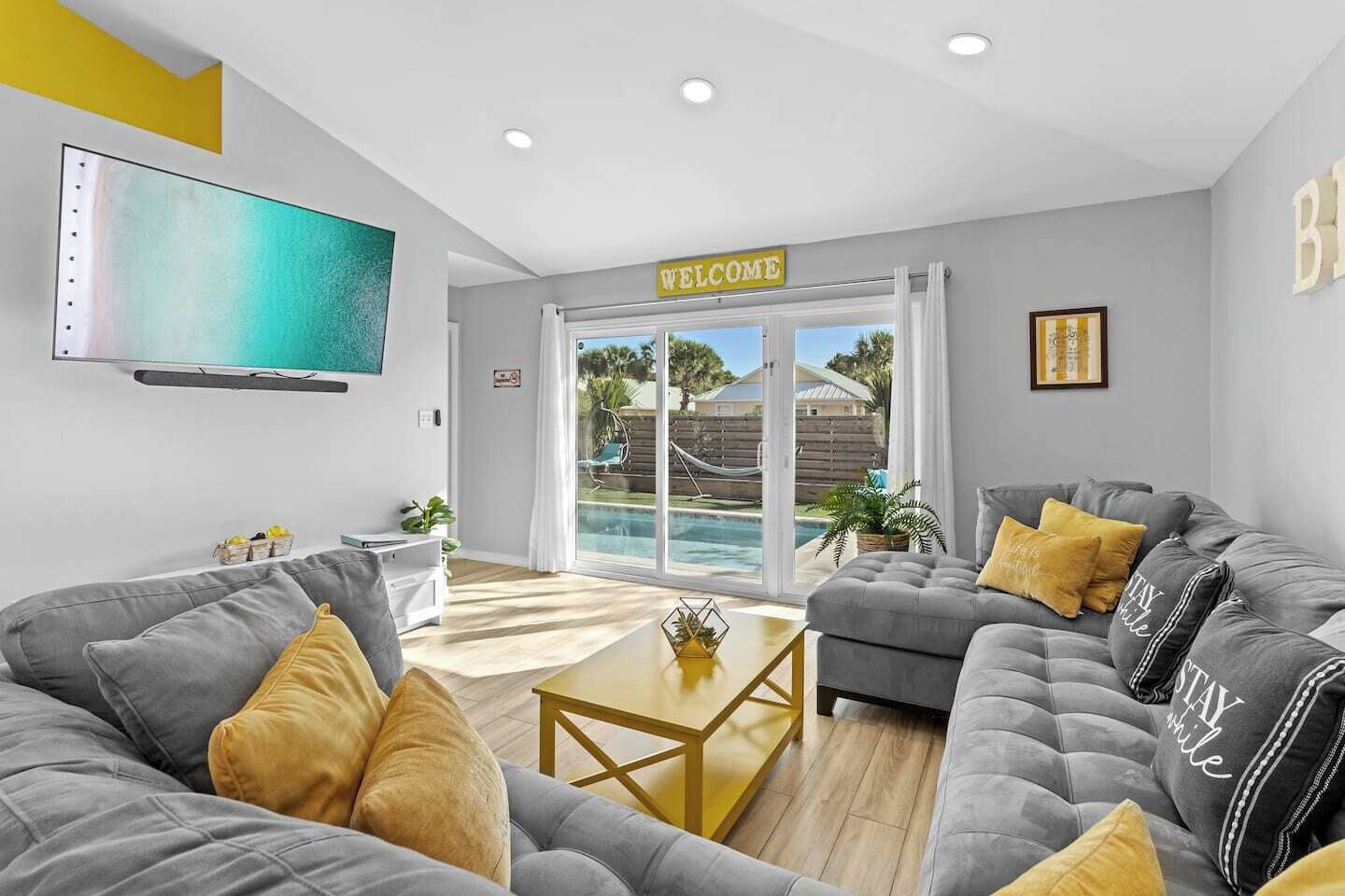 Televisión, consola de videojuegos y oficina 