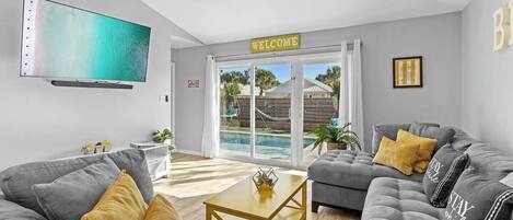 Televisión, consola de videojuegos y oficina