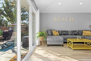 Télévision, console de jeux vidéo, espaces bureaux