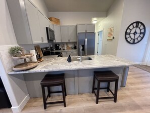 Frigorifero, microonde, forno, piano cottura