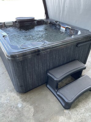 Outdoor spa tub - Modern, Cozy Cabin near Tamarack & Cascade Lake With Private Hot Tub (Donnelly)