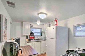 Frigorifero, microonde, forno, piano cottura