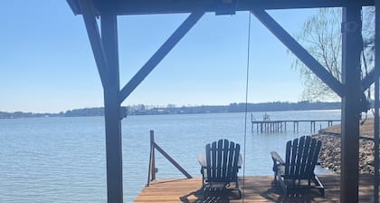 Lakeside fishing cabin with boat lift for your boat! Year round water.