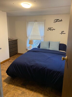 2 bedrooms, iron/ironing board, free WiFi, bed sheets - Lakeside fishing cabin with boat lift for your boat!  Year round water. (Leesburg)