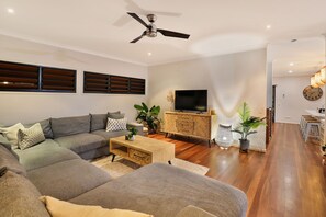 Smart TV - Luxury Home in Alexandra Headland Walk to the Beach Heated Pool 16 guests Pets ✅ (Alexandra Headland)