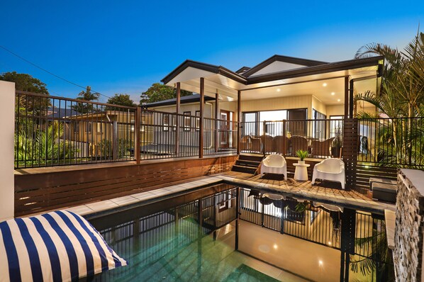 Outdoor pool, a heated pool - Luxury Home in Alexandra Headland Walk to the Beach Heated Pool 16 guests Pets ✅ (Alexandra Headland)