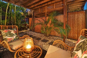 Terrace/patio - Luxury Home in Alexandra Headland Walk to the Beach Heated Pool 16 guests Pets ✅ (Alexandra Headland)