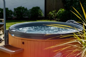 Outdoor spa tub - Spacious Wheelchair Accessible 2 Bedroom Cottage with Hot Tub (Truro)