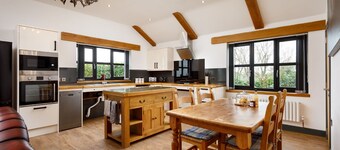 Spacious Wheelchair Accessible 2 Bedroom Cottage with Hot Tub
