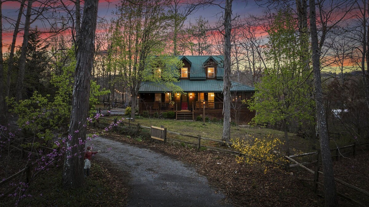 Creek Side Cottage - ♥️Creekside Views, Chill by the Fire Pit and Porches