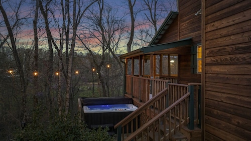 Creek Side Cottage - ♥️Creekside Views, Chill by the Fire Pit and Porches