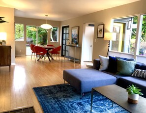 Smart TV - Hidden Gem Secluded Garden Oasis Family Getaway (Portland)