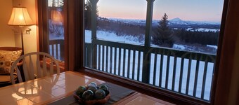 Volcano Vista: Adventure Chalet w/ View, 2br (dry property, check description)