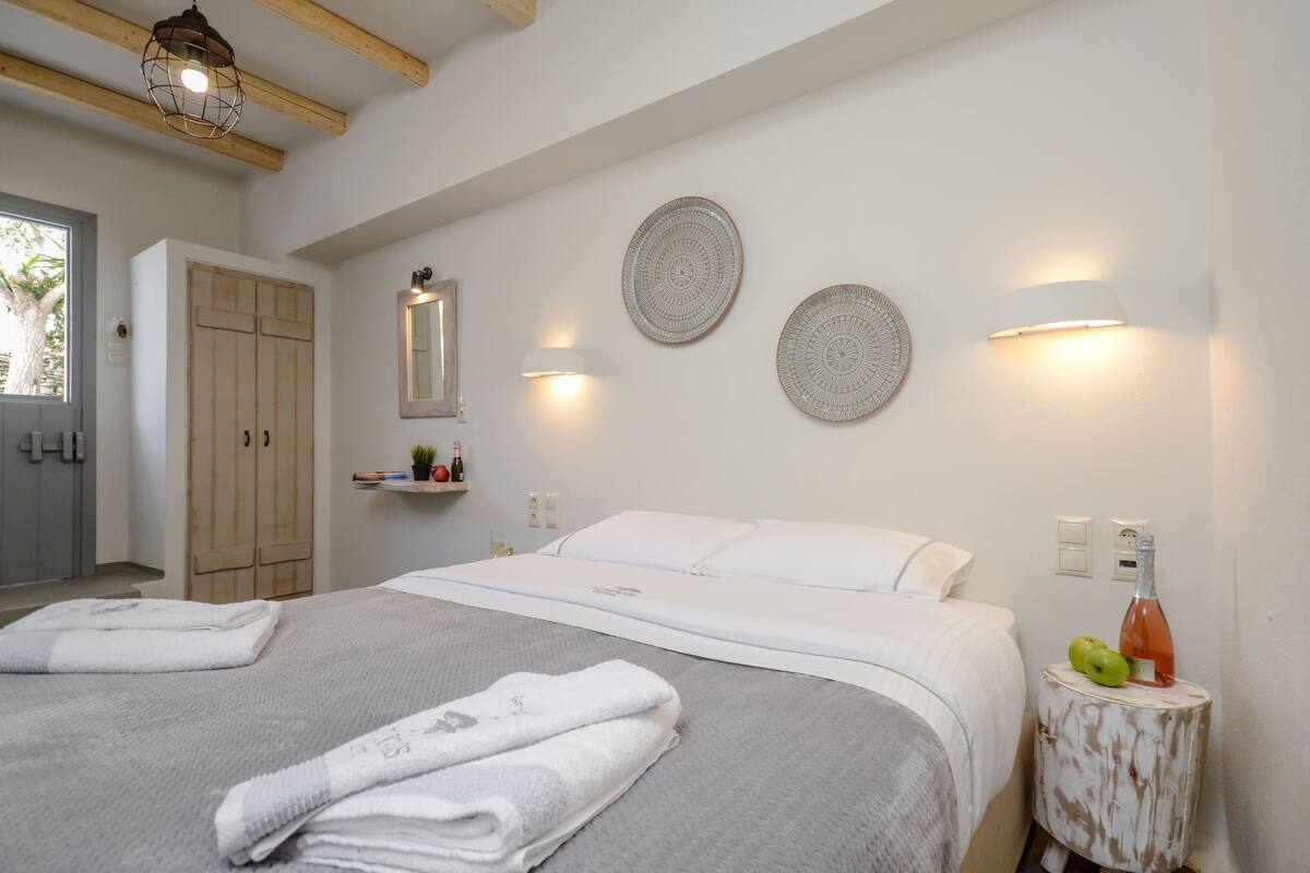 In-room safe, free WiFi, bed sheets