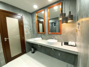 Douche, séchoir à cheveux, serviettes fournies, savon