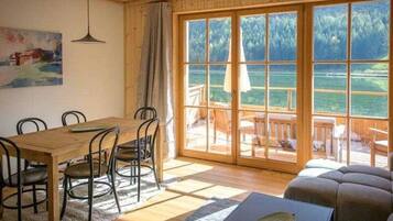 Televisión y chimenea