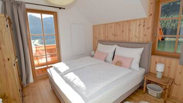 3 bedrooms, desk, travel crib, WiFi