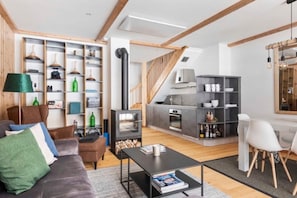 TV, fireplace