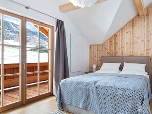 3 bedrooms, desk, travel crib, WiFi