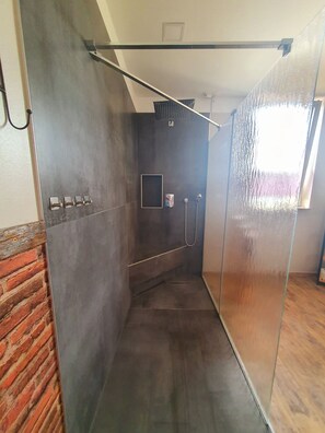 Dusche, Haartrockner, Handtücher, Toilettenpapier