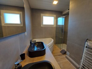 Badewanne, Haartrockner, Handtücher, Toilettenpapier