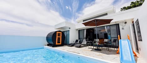 Executive villa, 3 slaapkamers, privézwembad, uitzicht op zwembad | 3 slaapkamers, donzen dekbedden, individueel gedecoreerd