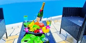 Piscine extérieure, parasols de plage