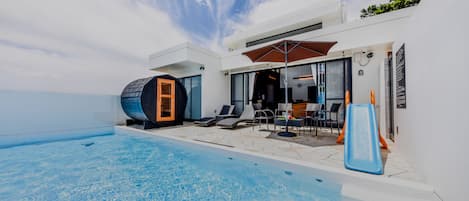 Kolam renang terbuka, dibuka dari pukul 7:00 hingga 20:00, payung kolam