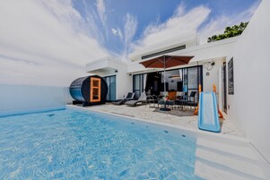 Una piscina al aire libre, sombrillas