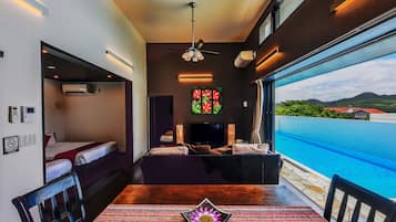 Cubrecamas, decoración personalizada, muebles diferentes y escritorio