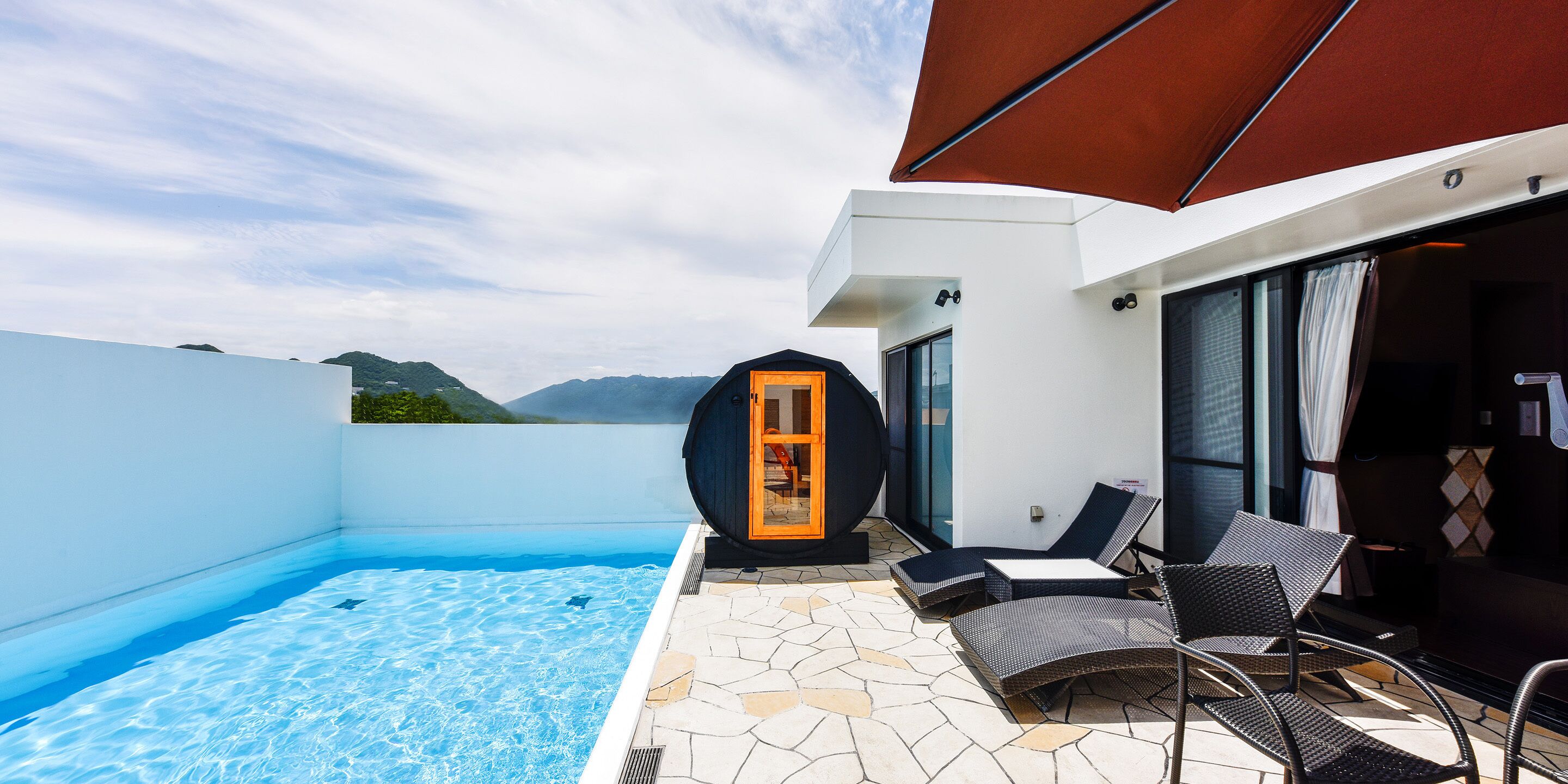 Cubrecamas, decoración personalizada, muebles diferentes y escritorio 