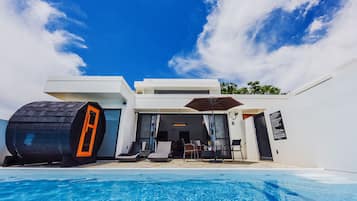 Down duvets, individually decorated, individually furnished, desk