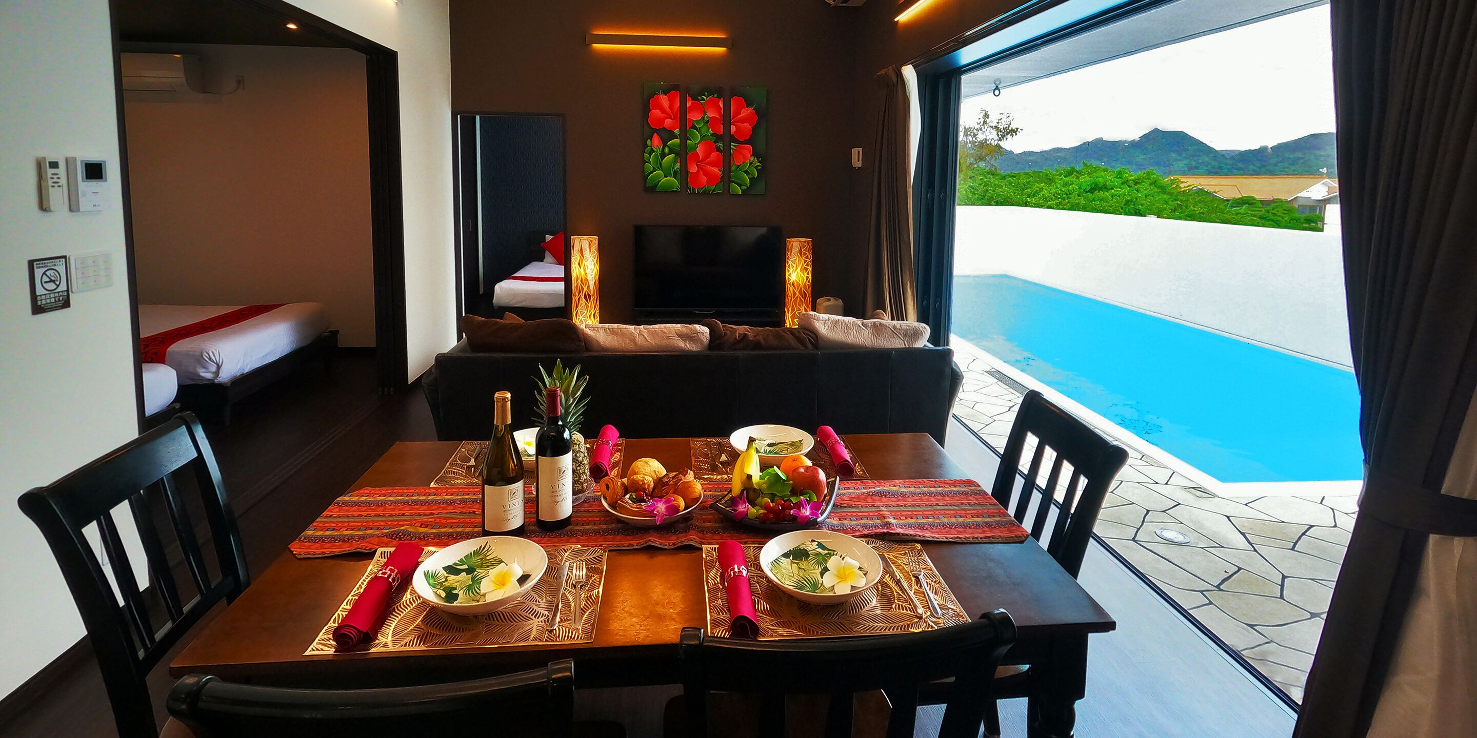 Cubrecamas, decoración personalizada, muebles diferentes y escritorio 