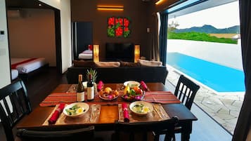 Cubrecamas, decoración personalizada, muebles diferentes y escritorio