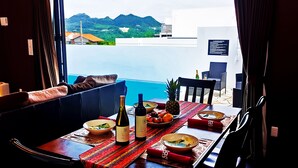 Villa – deluxe, 2 soverom, privat basseng, bassengutsikt | Dundyner, skrivebord, skrivebord for bærbar PC og wi-fi (inkludert)