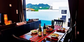 Villa Deluxe, 2 chambres, piscine privée, vue sur la piscine | Couette en duvet, décor unique, ameublement unique, bureau