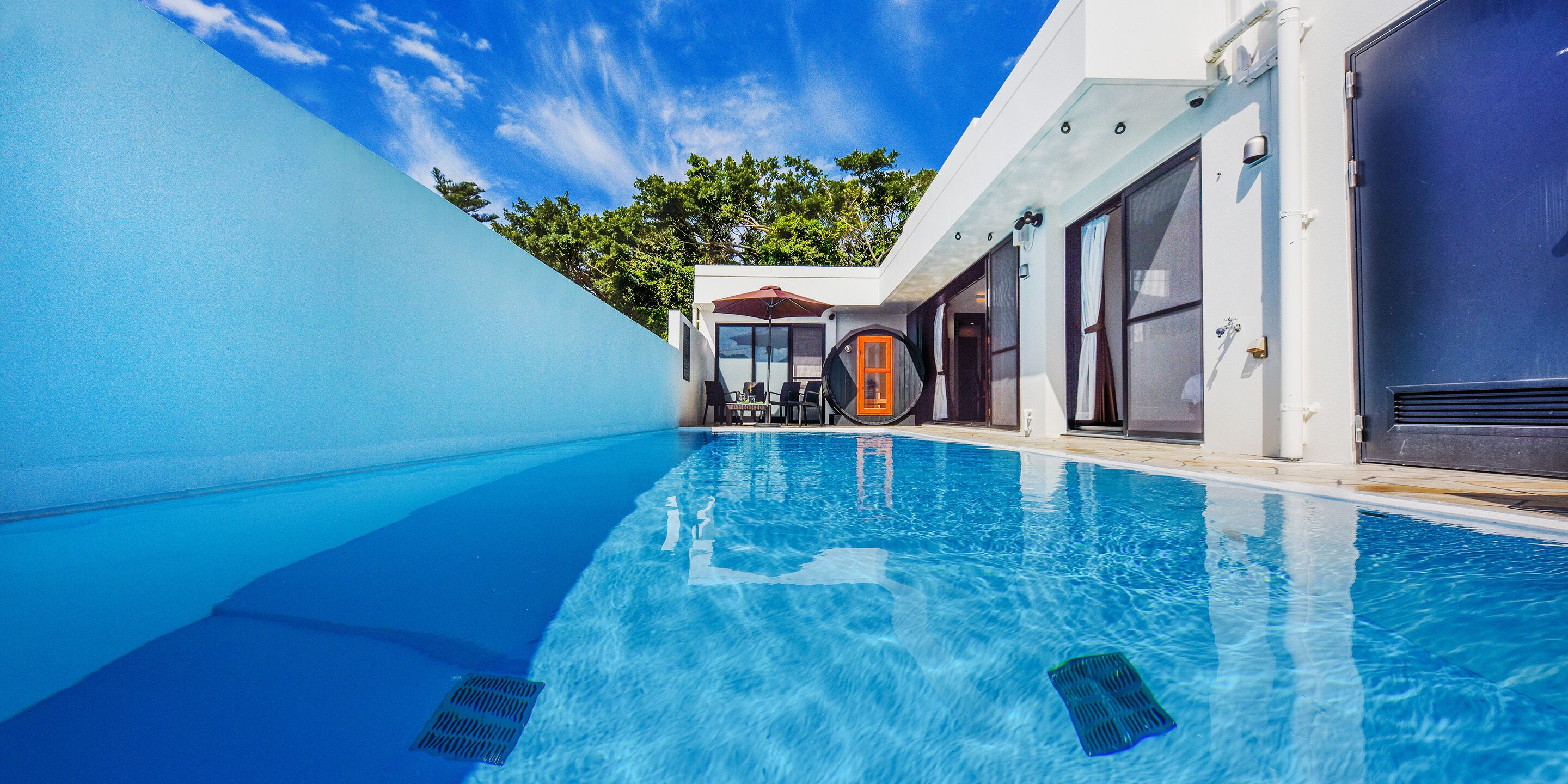 ألحفة محشوة بالريش وبديكورات فريدة لكل غرفة وطراز فريد لكل وحدة ومكتب