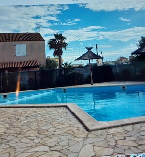 Una piscina al aire libre