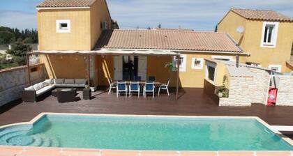 12-person villa 15 minutes from the beach