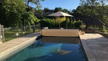 Een buitenzwembad en een verwarmd zwembad