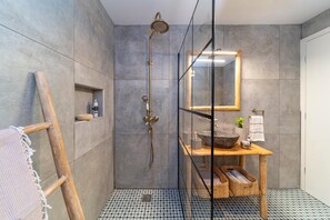 シャワー、バスアメニティ (無料)、ヘアドライヤー、タオル