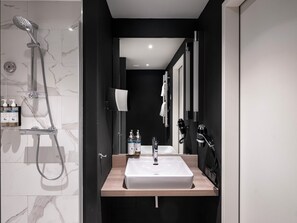 Een douche, milieuvriendelijke toiletartikelen, een haardroger