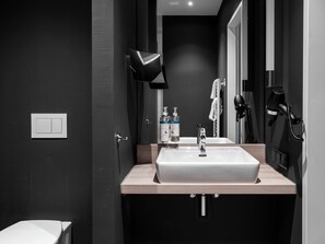 Shower, eco-friendly toiletries, hair dryer, towels - Numa Frankfurt Bloc (Frankfurt)