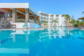 Resort com piscina, área de estar ao ar livre e várias varandas.