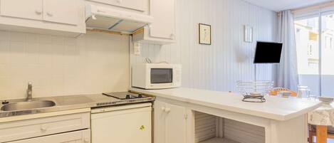 Kylskåp, mikrovågsugn, ugn och spishäll