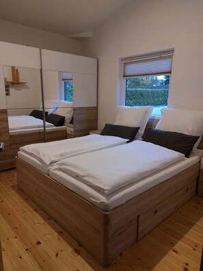 2 bedrooms, travel cot, free WiFi, bed sheets - Cozy newly built vacation home in the heart of the Erzgebirge "Haus West" (Pockau-Lengefeld)