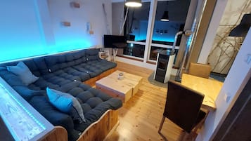 Télévision, cheminée, chaßne hi-fi