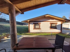Outdoor dining - Cozy newly built vacation home in the heart of the Erzgebirge "Haus West" (Pockau-Lengefeld)